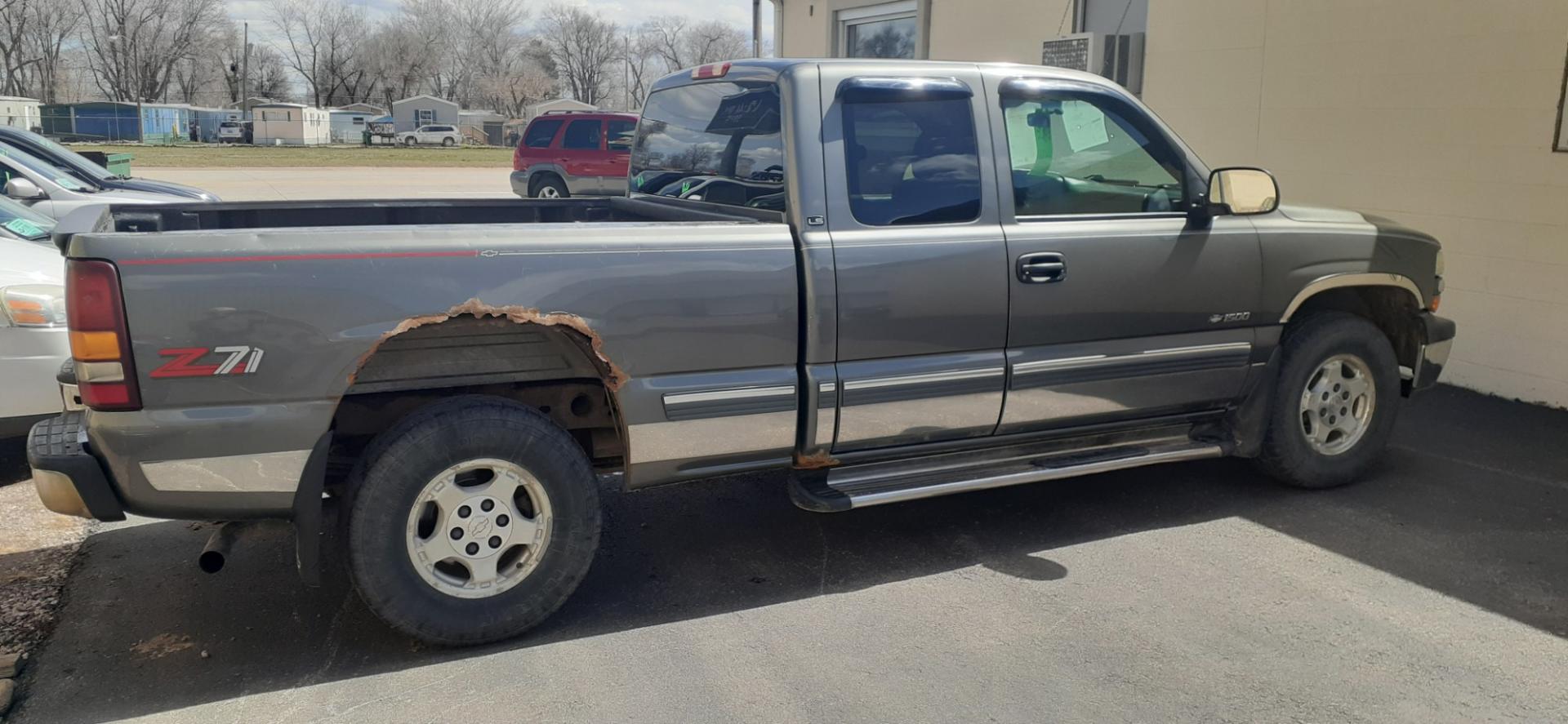 2000 Chevrolet Silverado 1500 (2GCEK19T6Y1) with an 5.3L V8 OHV 16V engine, 4-Speed Automatic Overdrive transmission, located at 2015 Cambell Street, Rapid City, SD, 57701, (605) 342-8326, 44.066433, -103.191772 - CARFAX AVAILABLE - Photo#3